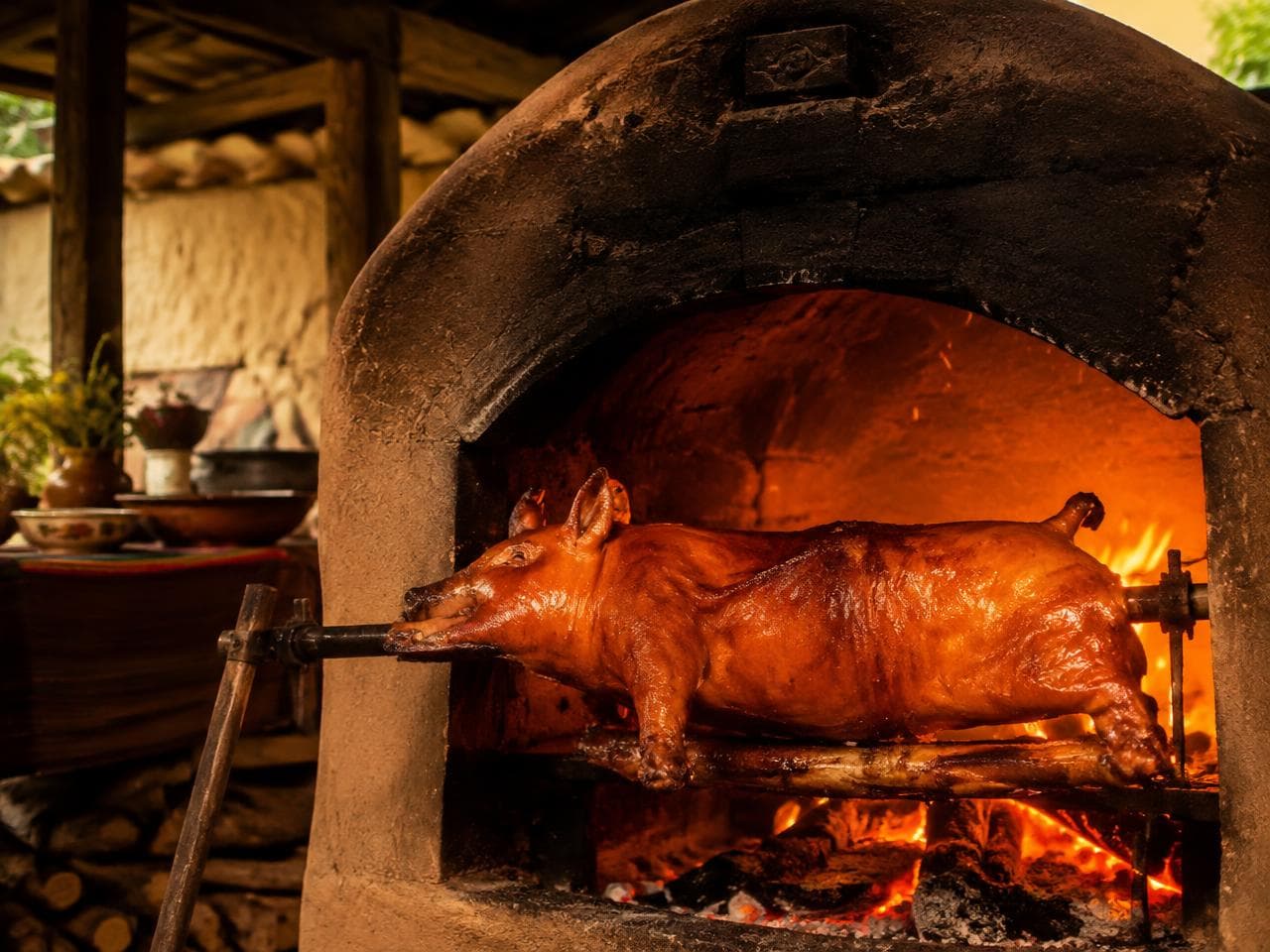 Chancho hornándose a leña en horno de barro
